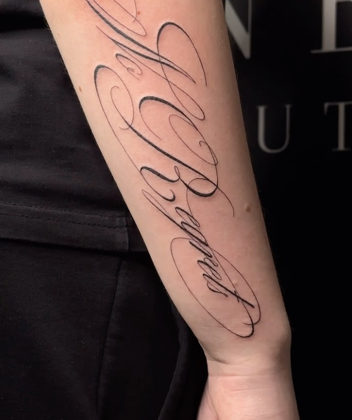 Kalligrafisches Lettering am Unterarm