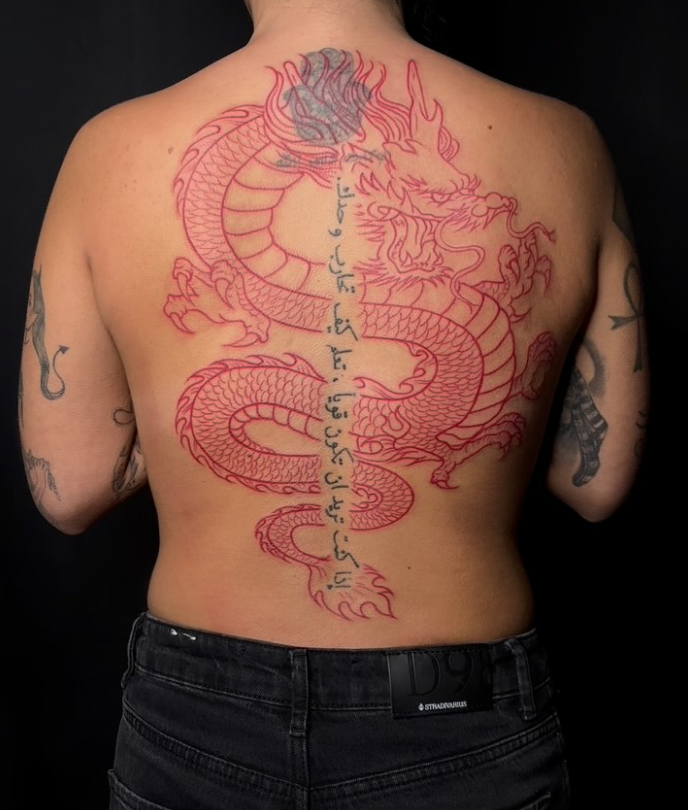 Roter Drache über den ganzen Rücken